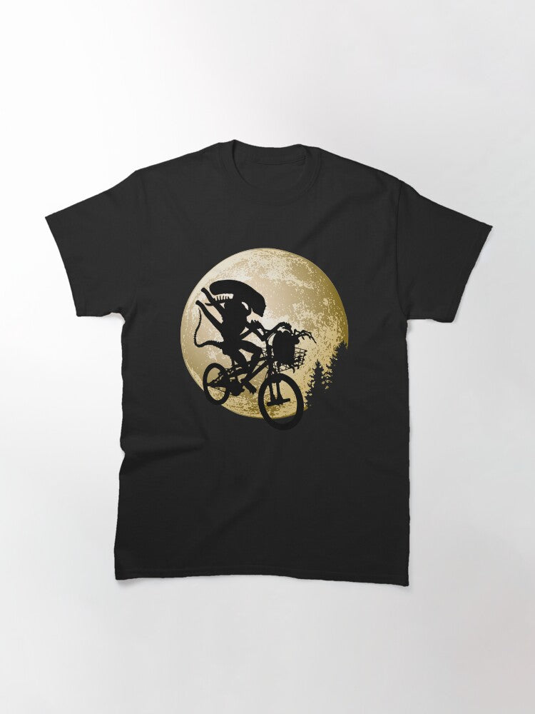 Alien saves an egg Classic T-Shirt
